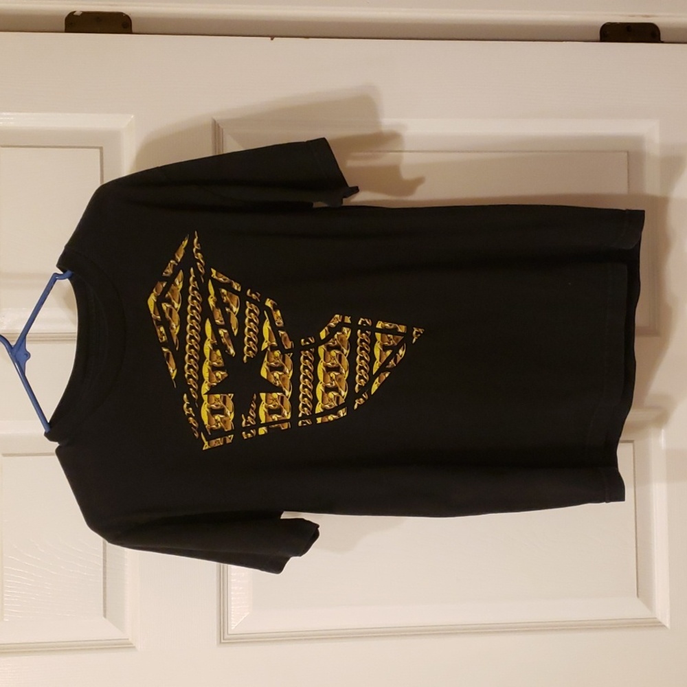 FAMOUS Uni-sex Medium Tshirt